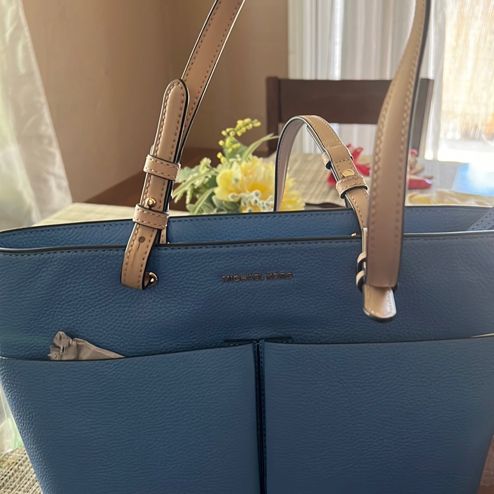New Micheal kors with tag